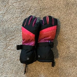 Kids ski or snowboard gloves. Youth 4/7 size. 2 pairs of them.